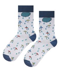 Чорапи с чадъри и дъжд – настроение и цветове в сивото време