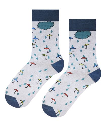 Чорапи с чадъри и дъжд – настроение и цветове в сивото време