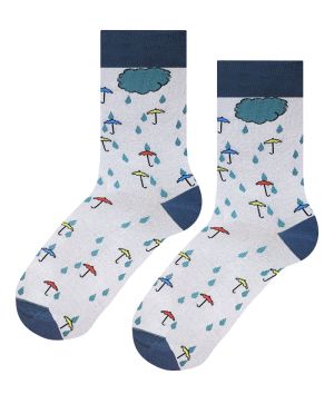 Чорапи с чадъри и дъжд – настроение и цветове в сивото време